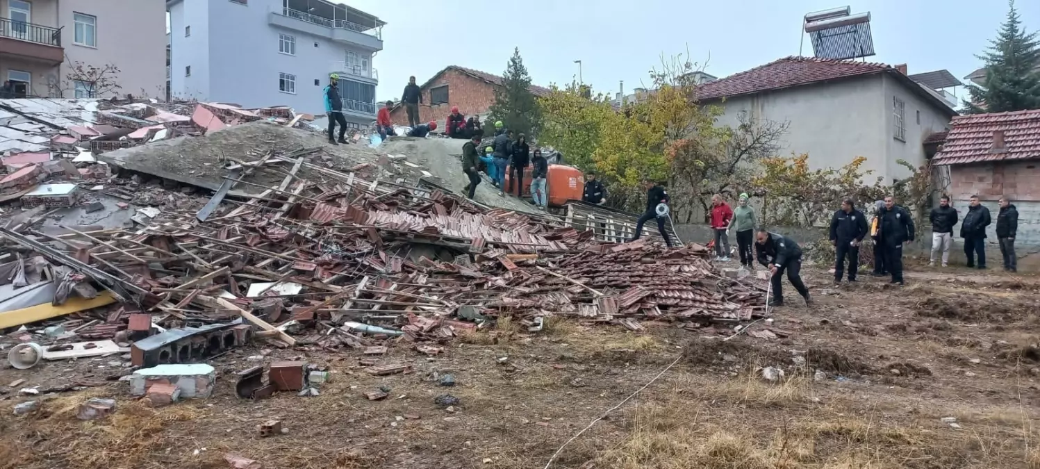 Malatya’da Yıkım Sırasında Bina Çöktü: Operatör Enkaz Altında Kaldı